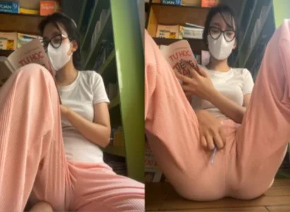 Con nhỏ vừa đọc sách vừa nhét sextoy vào lồn mà vẫn tỉnh bơ