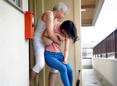 Cô vợ trẻ mới cưới bị bố chồng già ép quan hệ