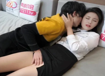 Cô thư ký xinh lén lút phục vụ sếp để có tiền