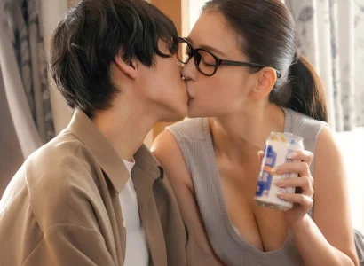 Chàng trai vừa bị cắm sừng được chị hàng xóm dỗ dành