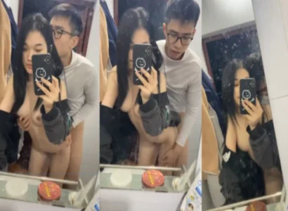 Đôi sinh viên trẻ đang làm tình nhau trước gương