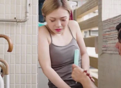 Hai anh em giúp em dâu có bầu