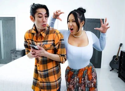Cậu con trai giúp mẹ kế xăm trổ hàng múp lên đỉnh